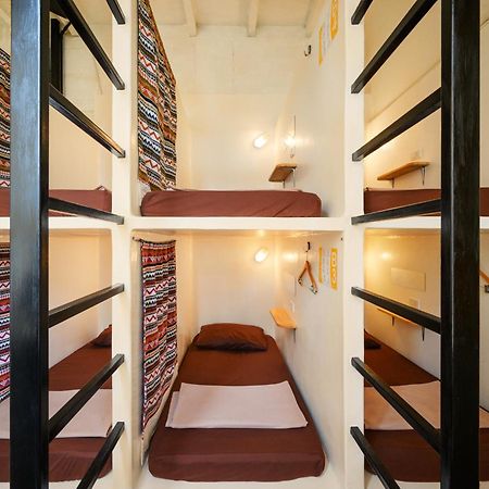 Warm White Hostel Банкок Екстериор снимка