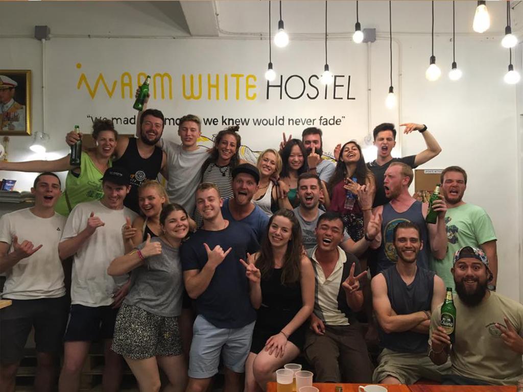 Warm White Hostel Банкок Екстериор снимка