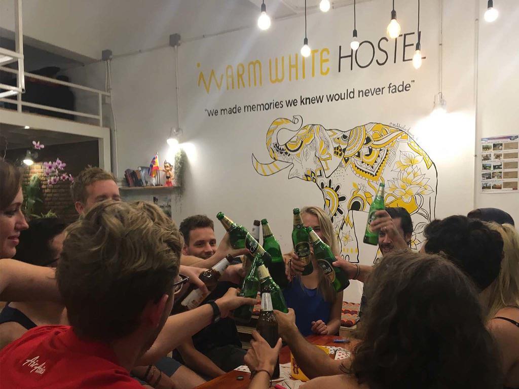 Warm White Hostel Банкок Екстериор снимка