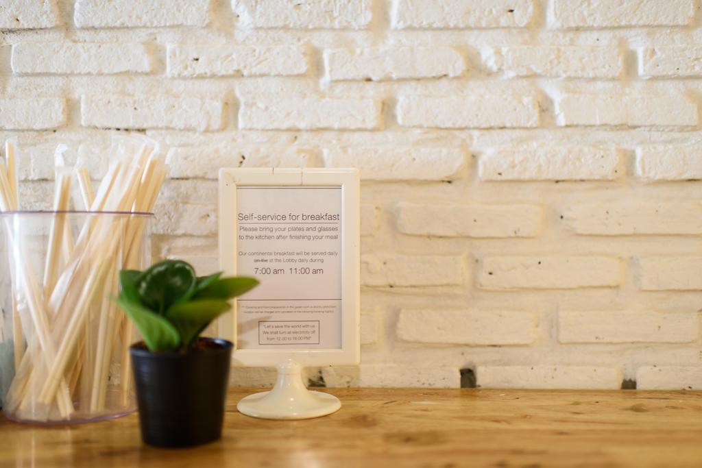Warm White Hostel Банкок Екстериор снимка