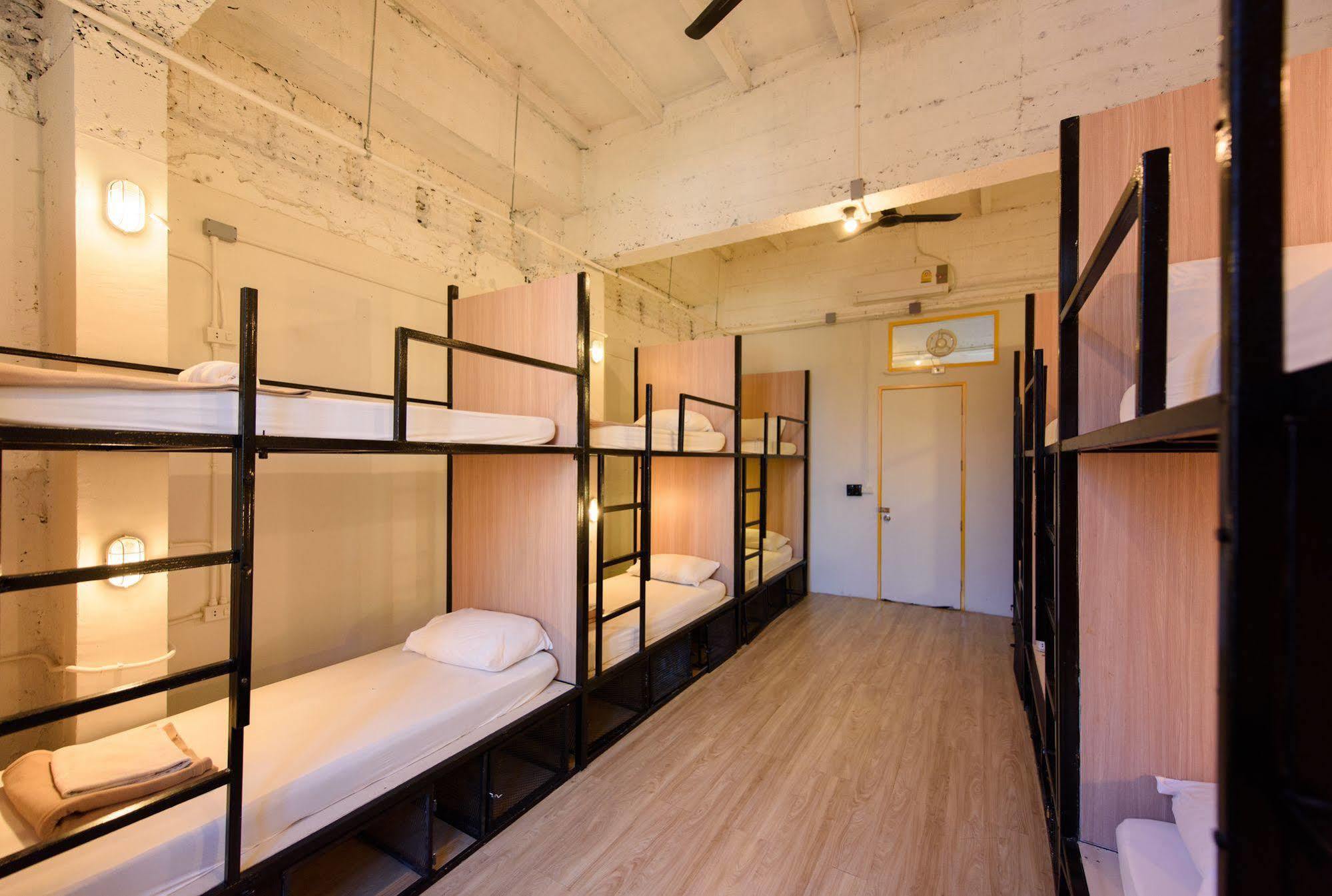 Warm White Hostel Банкок Екстериор снимка