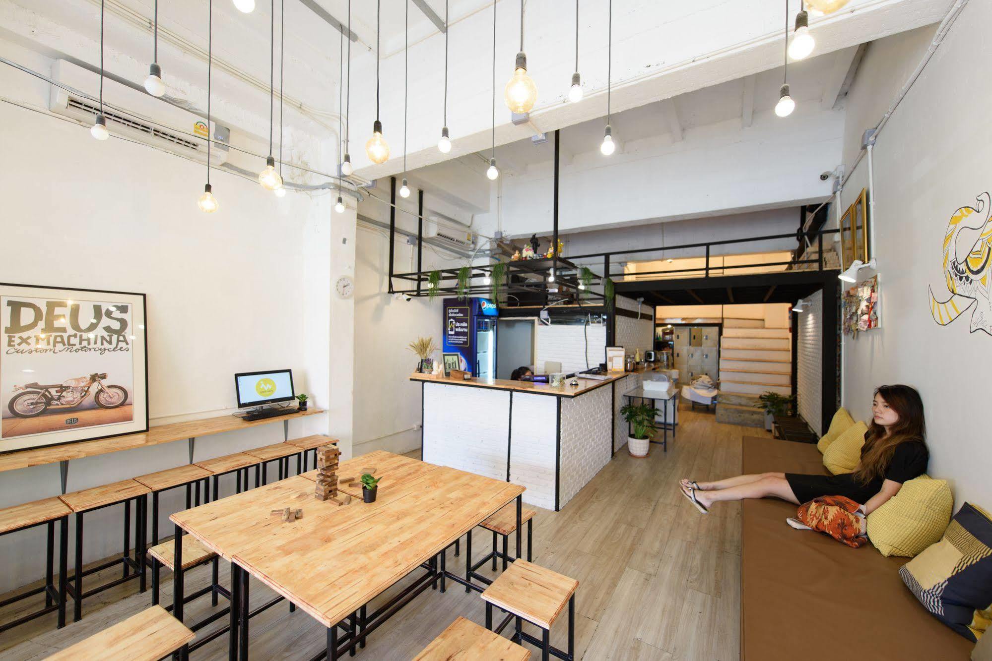 Warm White Hostel Банкок Екстериор снимка