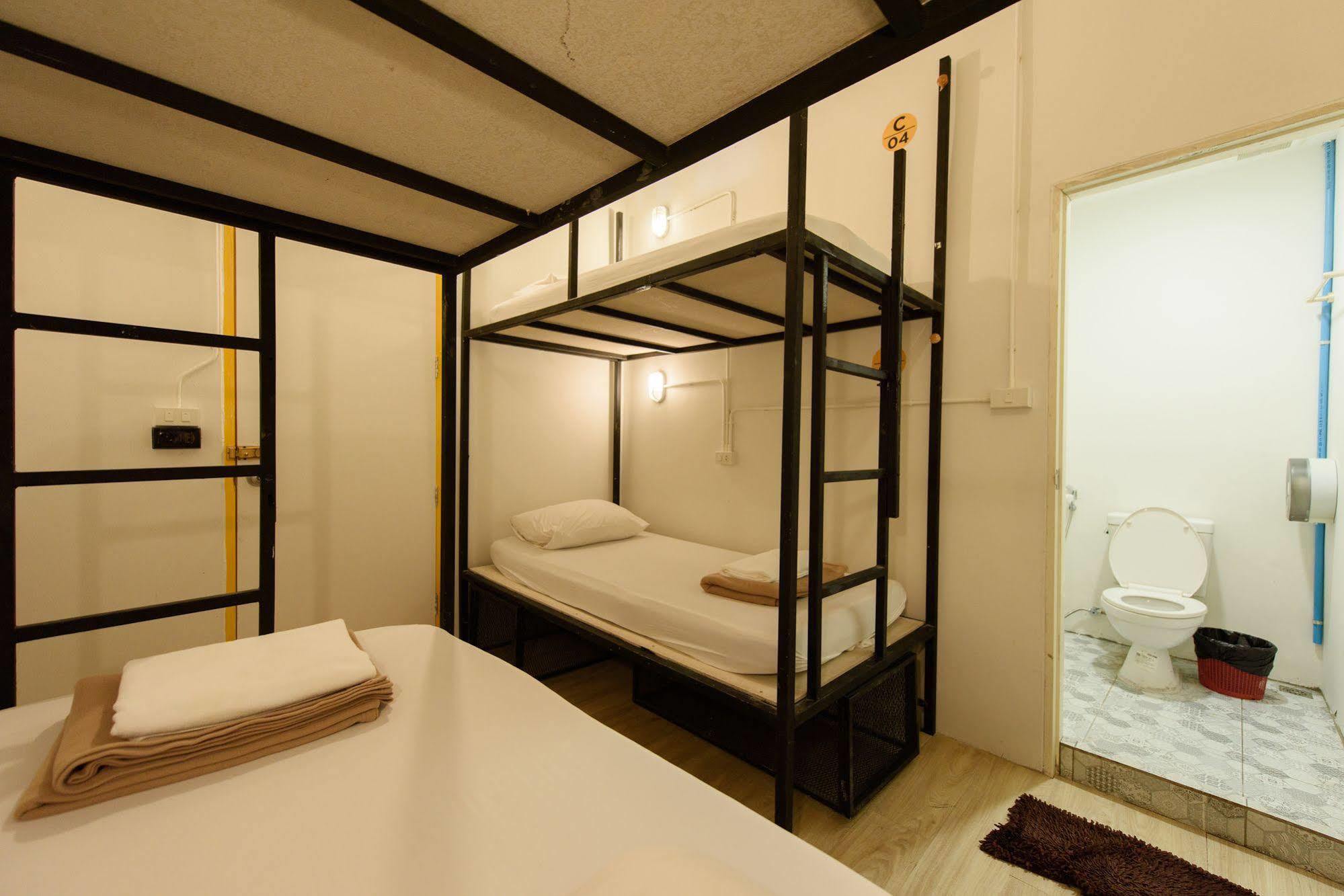 Warm White Hostel Банкок Екстериор снимка