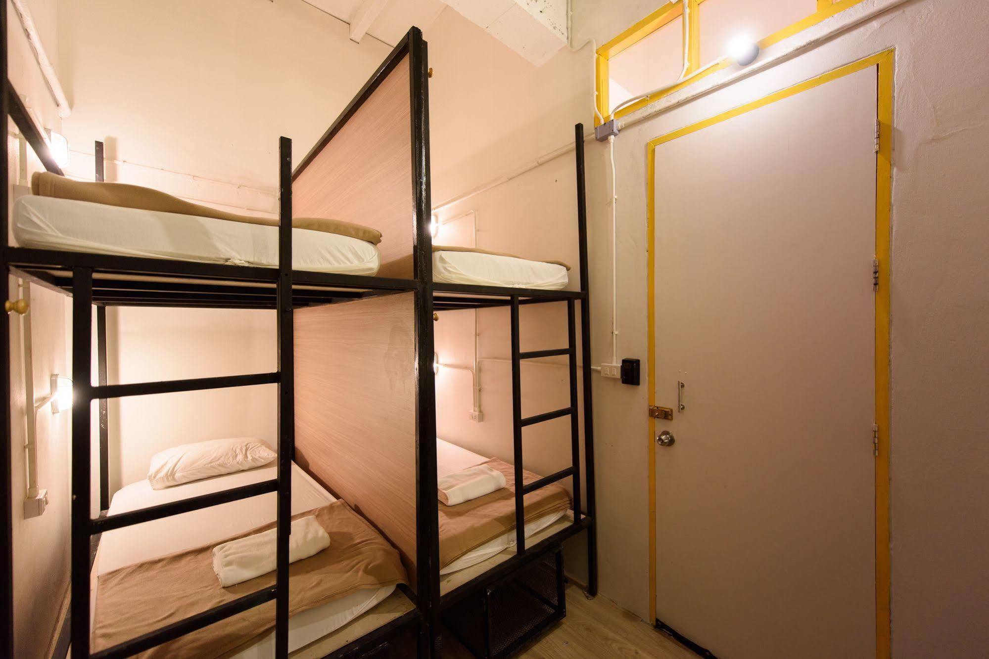 Warm White Hostel Банкок Екстериор снимка