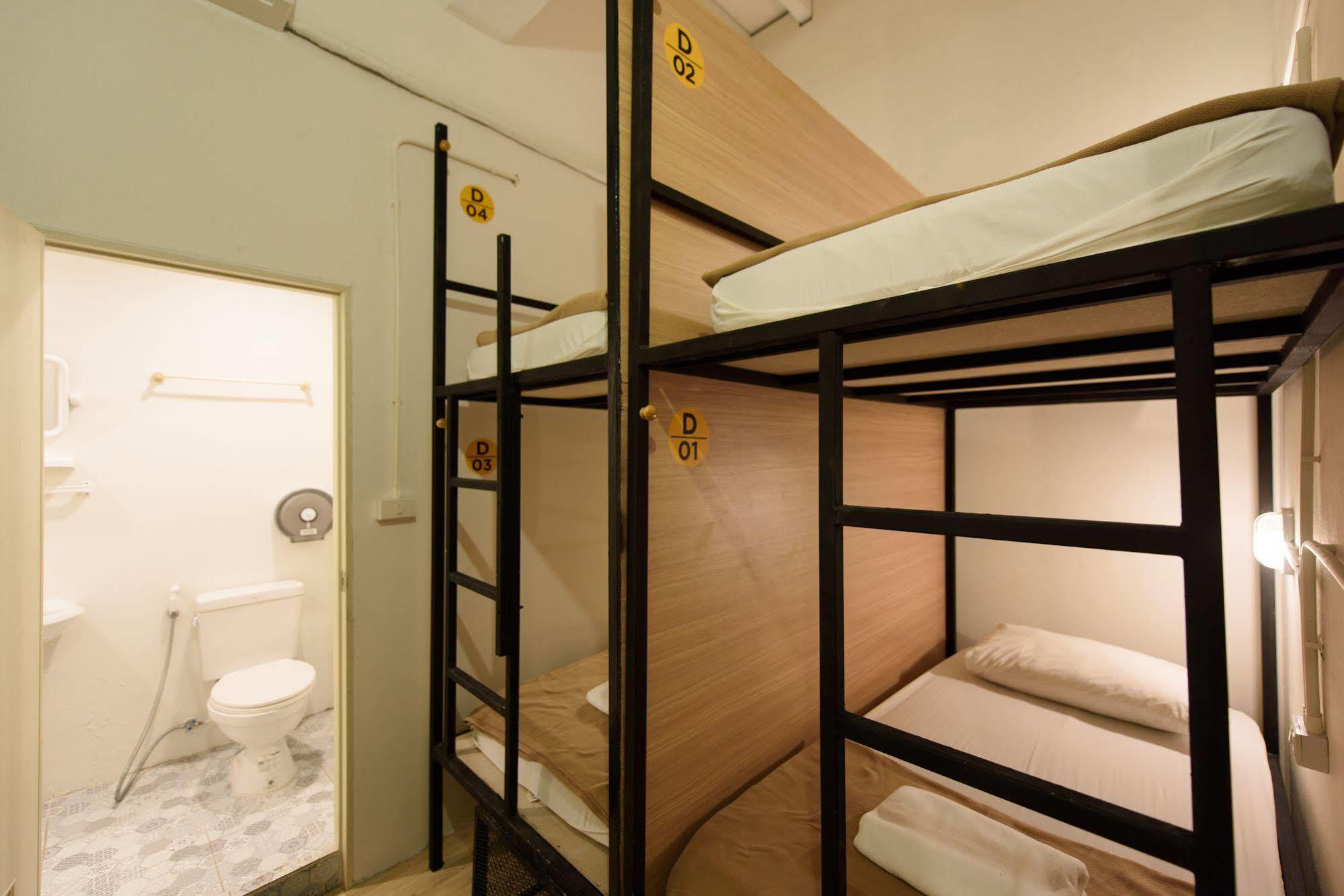 Warm White Hostel Банкок Екстериор снимка
