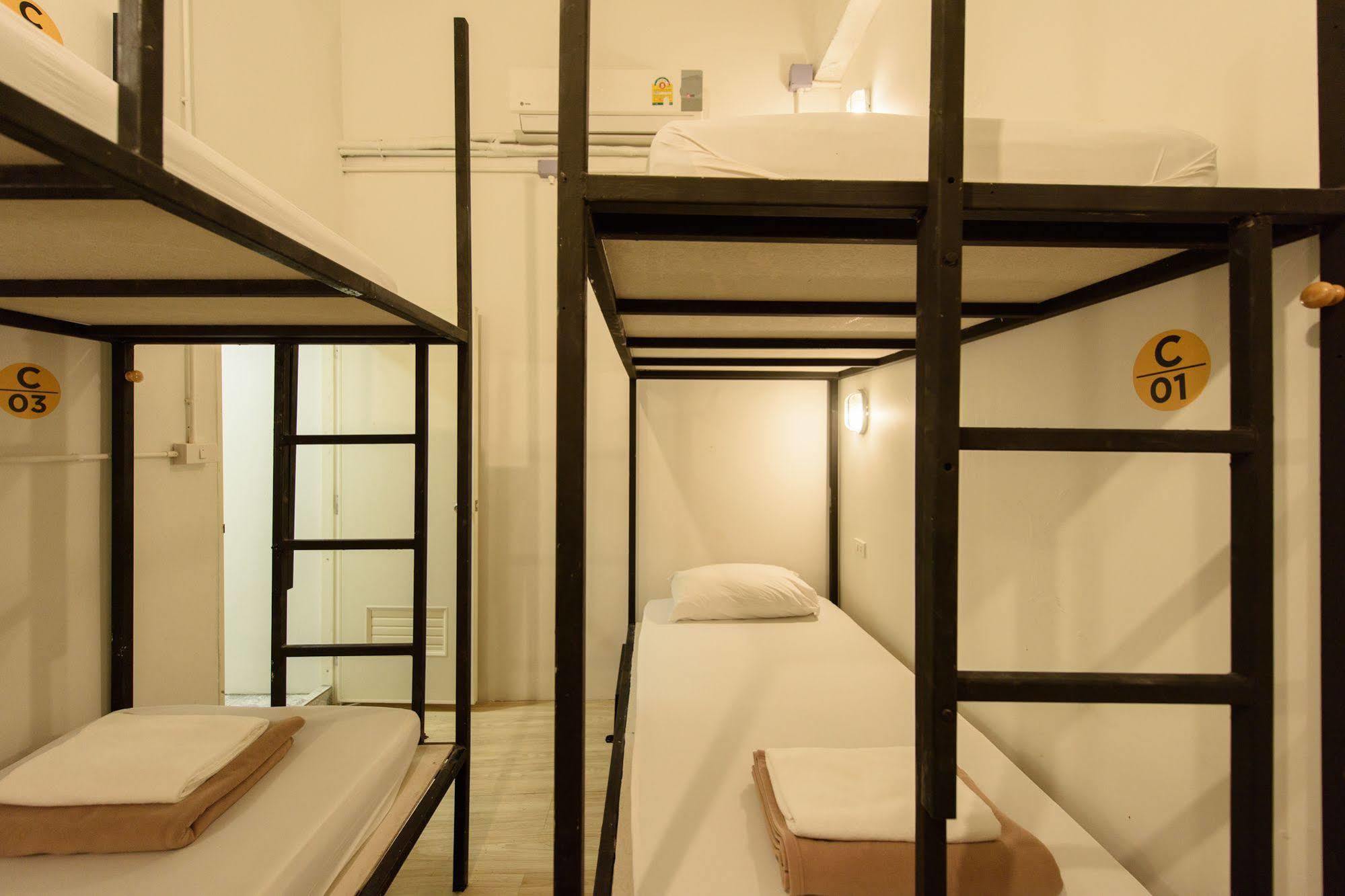 Warm White Hostel Банкок Екстериор снимка