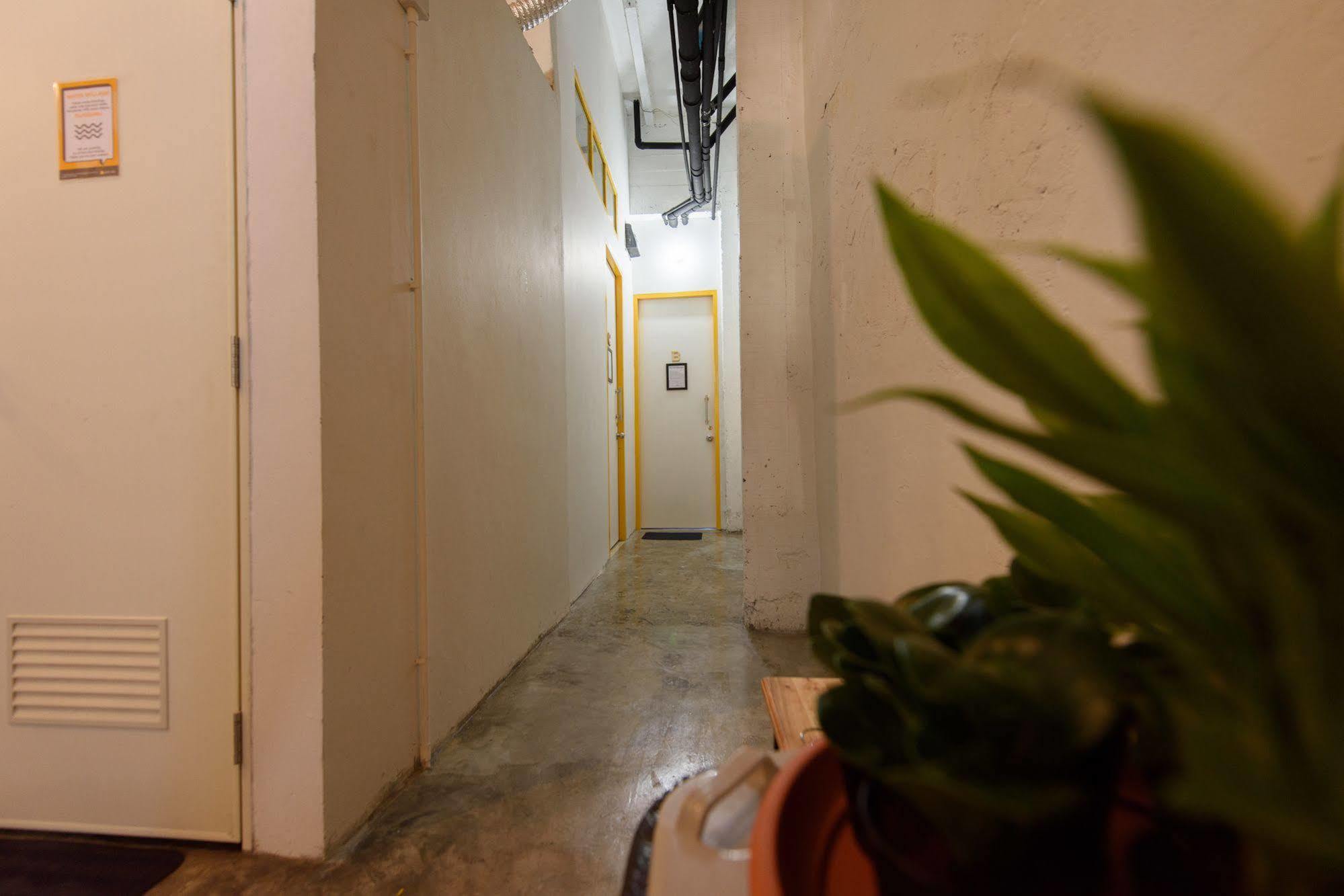 Warm White Hostel Банкок Екстериор снимка