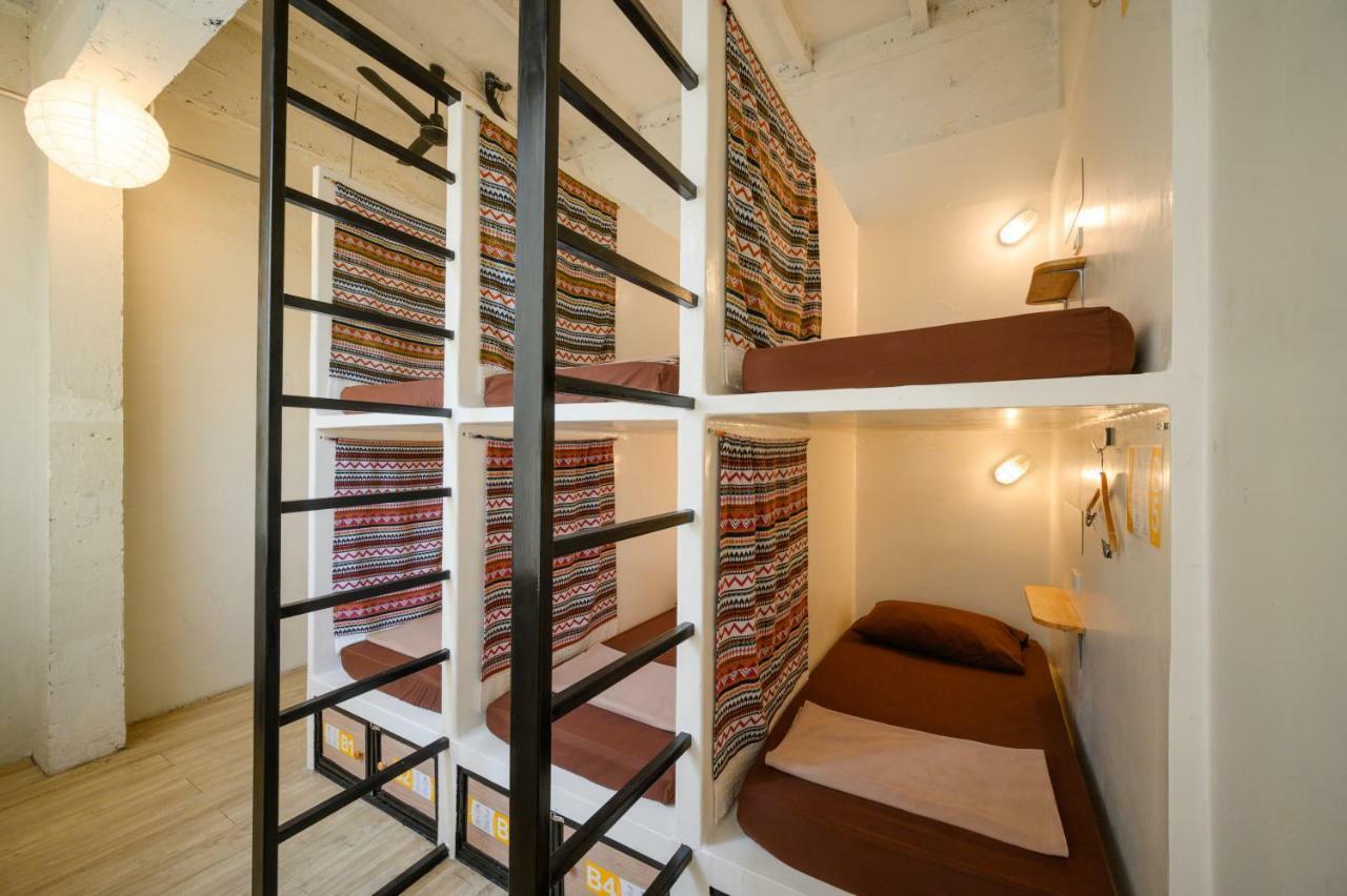 Warm White Hostel Банкок Екстериор снимка